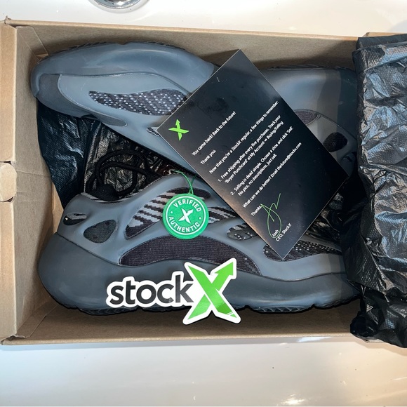 Adidas Yeezy 700 V3 - Picture 1 of 4